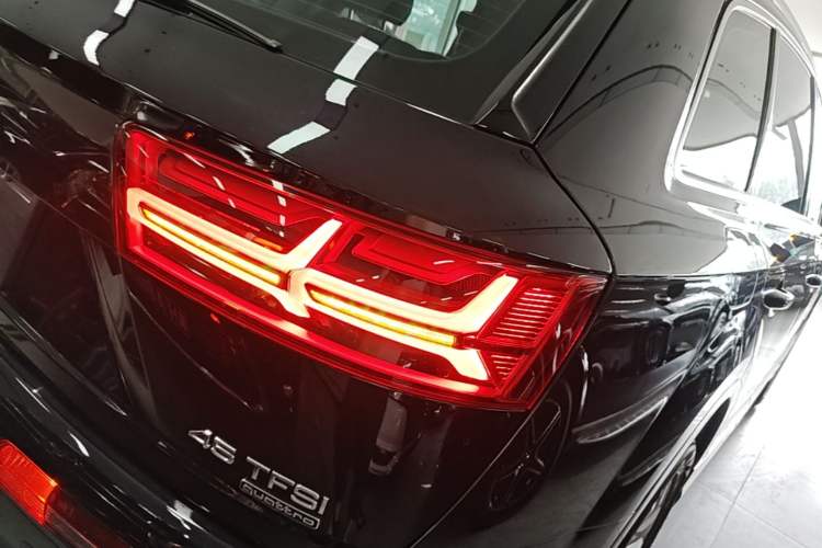 Used Audi Q7 2019 45 TFSI Comfort Model Right Rear Taillight