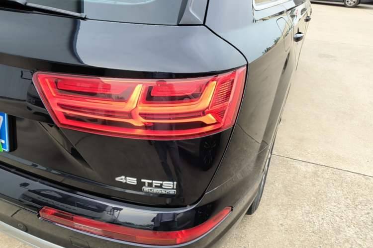 Used Audi Q7 2019 45 TFSI Comfort Model Right Rear Taillight