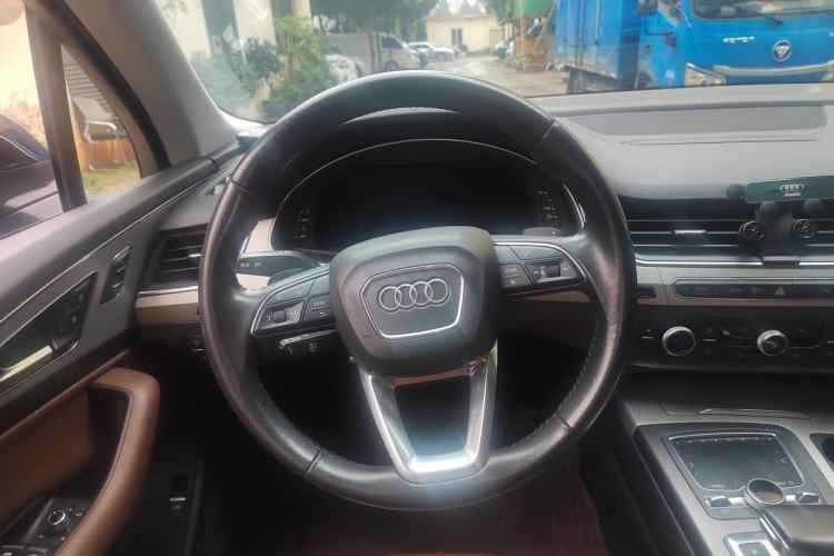 Used Audi Q7 2019 45 TFSI Comfort Model Steering Wheel