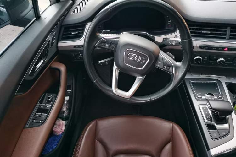 Used Audi Q7 2019 45 TFSI Comfort Model Steering Wheel