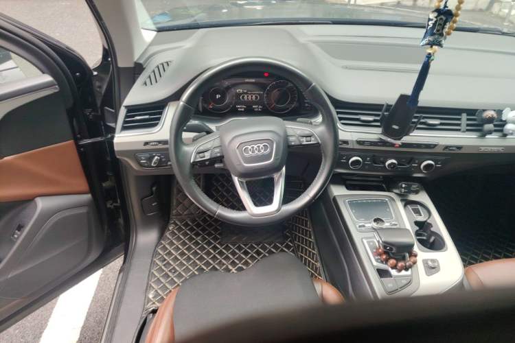 Used Audi Q7 2019 45 TFSI Comfort Model Steering Wheel
