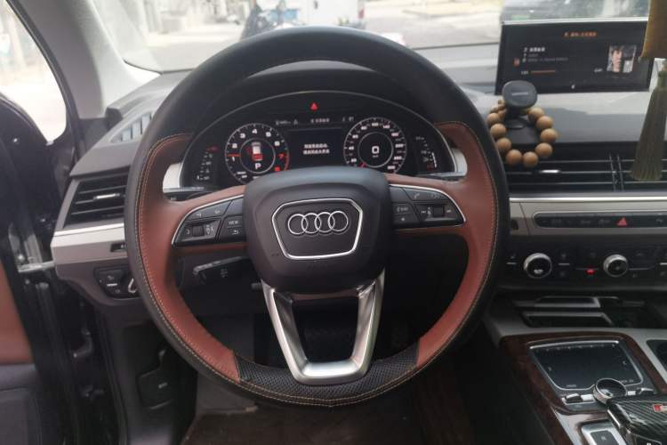 Used Audi Q7 2019 45 TFSI Comfort Model Steering Wheel