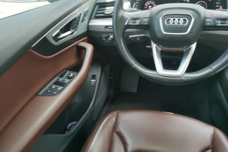 Used Audi Q7 2019 45 TFSI Comfort Model Steering Wheel