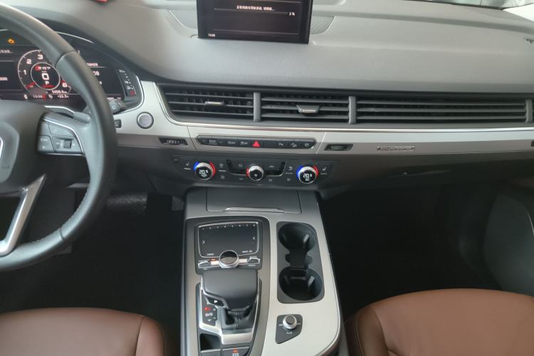 Used Audi Q7 2019 45 TFSI Comfort Model Steering Wheel