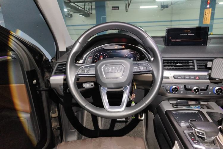 Used Audi Q7 2019 45 TFSI Comfort Model Steering Wheel
