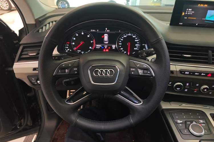 Used Audi Q7 2019 2.0T Standard Model Middle East Steering Wheel