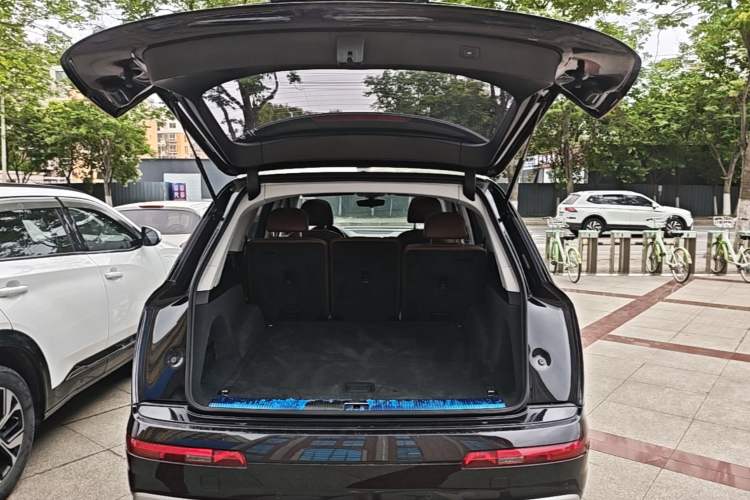 Used Audi Q7 2019 45 TFSI Comfort Model Trunk