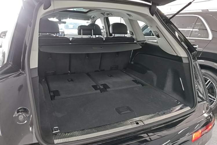 Used Audi Q7 2019 45 TFSI Comfort Model Trunk