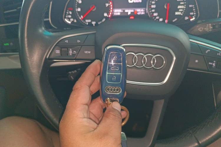 Used Audi Q7 2019 45 TFSI Comfort Model Vehicle Key