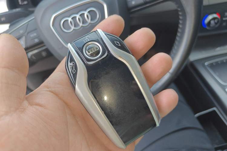 Used Audi Q7 2019 45 TFSI Comfort Model Vehicle Key