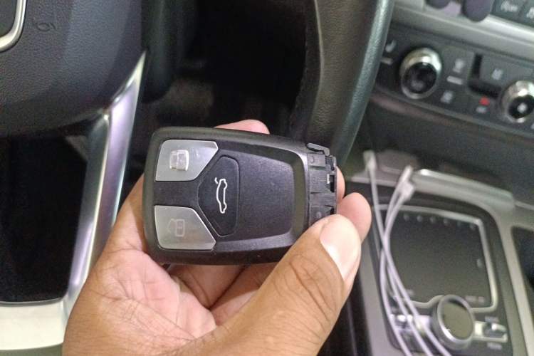 Used Audi Q7  Vehicle Key