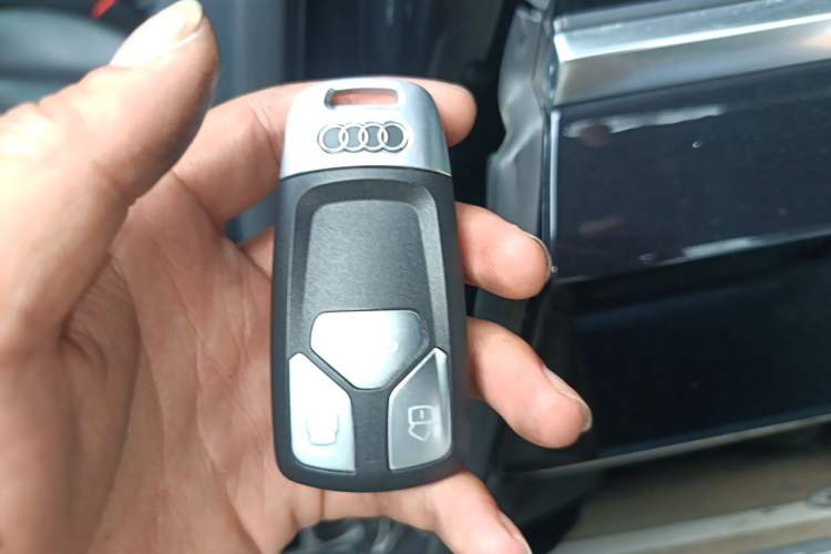 Used Audi Q7 2019 45 TFSI Comfort Model Vehicle Key
