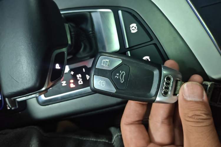 Used Audi Q7 2019 45 TFSI Comfort Model Vehicle Key