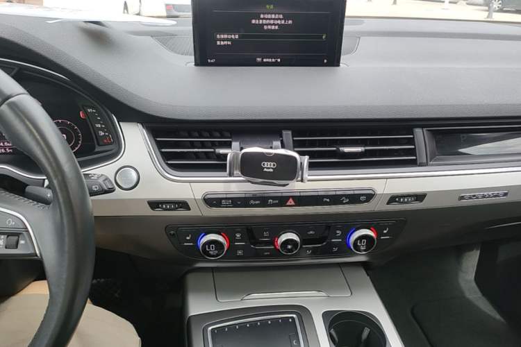 Used Audi Q7 2019 45 TFSI Comfort Model Audio And AC Panel