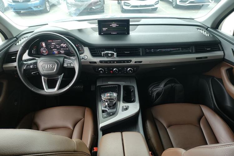 Used Audi Q7 2019 45 TFSI Comfort Model Center Console