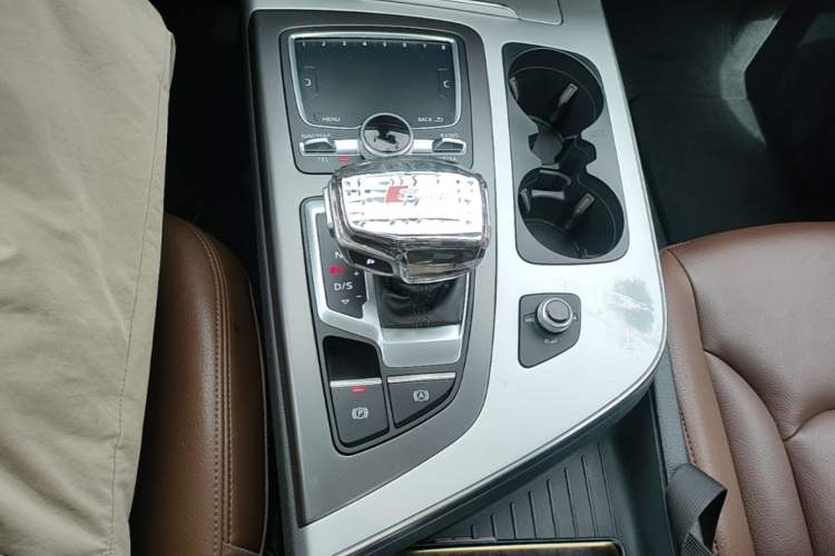 Used Audi Q7 2019 45 TFSI Comfort Model Gear Lever