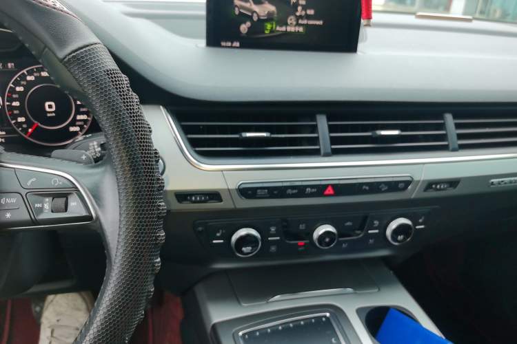 Used Audi Q7 2019 55 TFSI Technology Edition Audio And AC Panel
