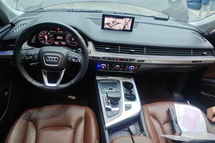 Used Audi Q7 2019 45 TFSI Comfort Model Center Console