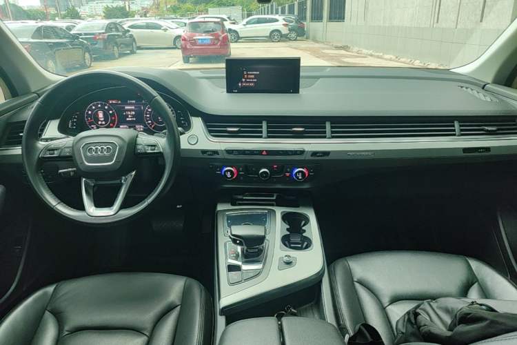 Used Audi Q7 2019 55 TFSI Technology Edition Center Console