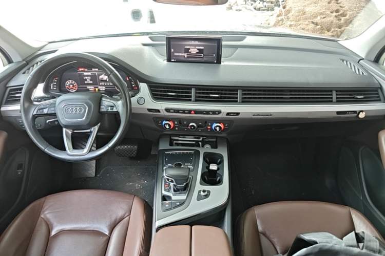 Used Audi Q7 2019 45 TFSI Comfort Model Center Console