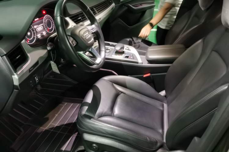 Used Audi Q7 2019 55 TFSI Technology Edition Driver Seat