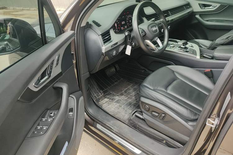 Used Audi Q7 2019 55 TFSI Technology Edition Driver Seat