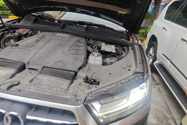 Used Audi Q7 2019 45 TFSI Comfort Model Engine Bay Left