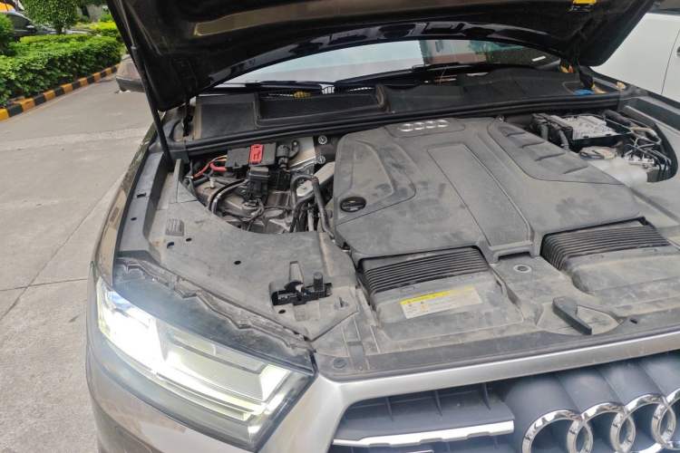 Used Audi Q7 2019 45 TFSI Comfort Model Engine Bay Right