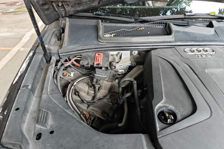 Used Audi Q7 2019 45 TFSI Comfort Model Engine Bay Right