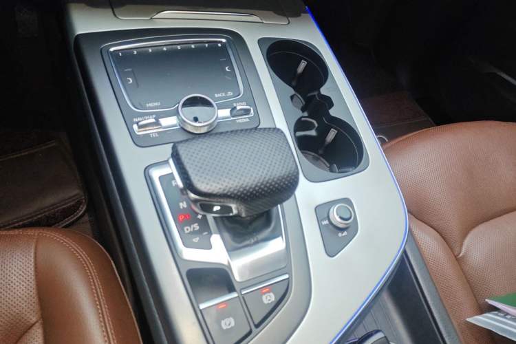 Used Audi Q7 2019 45 TFSI Comfort Model Gear Lever