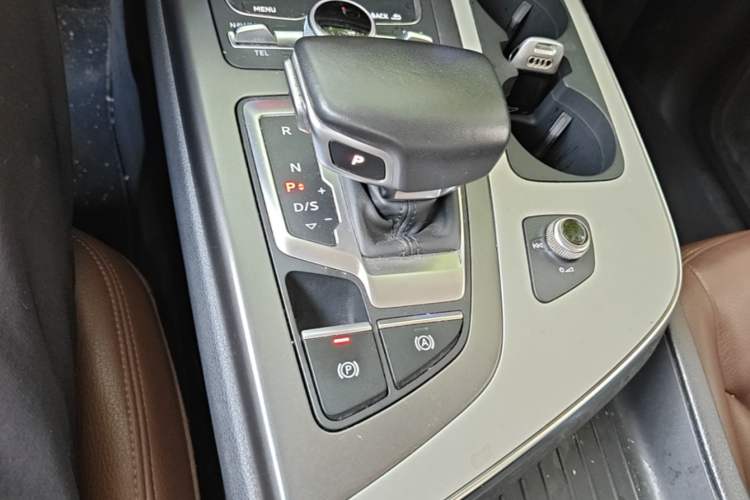 Used Audi Q7 2019 45 TFSI Comfort Model Gear Lever