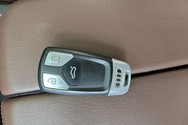 Used Audi Q7 2019 45 TFSI Comfort Model Vehicle Key