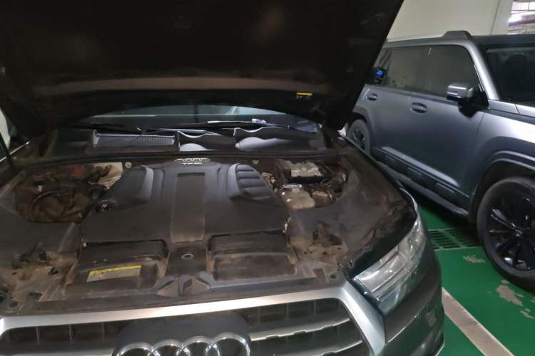 Used Audi Q7 2019 45 TFSI Comfort Model Engine Bay Left
