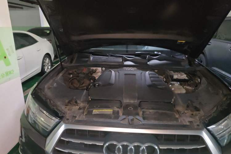 Used Audi Q7 2019 45 TFSI Comfort Model Engine Bay Right