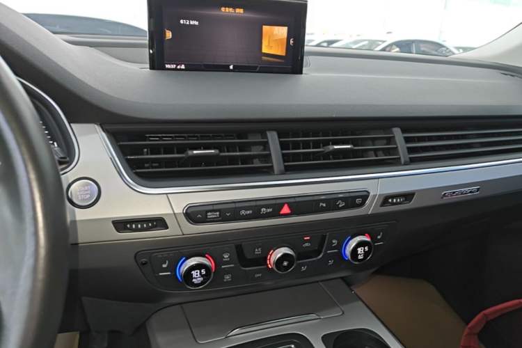 Used Audi Q7 2019 45 TFSI Comfort Model Audio And AC Panel