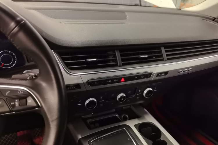 Used Audi Q7 2019 55 TFSI Technology Edition Audio And AC Panel