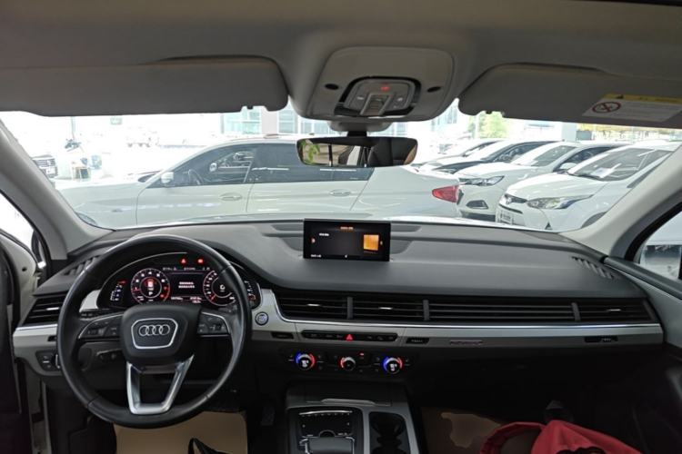 Used Audi Q7 2019 45 TFSI Comfort Model Center Console