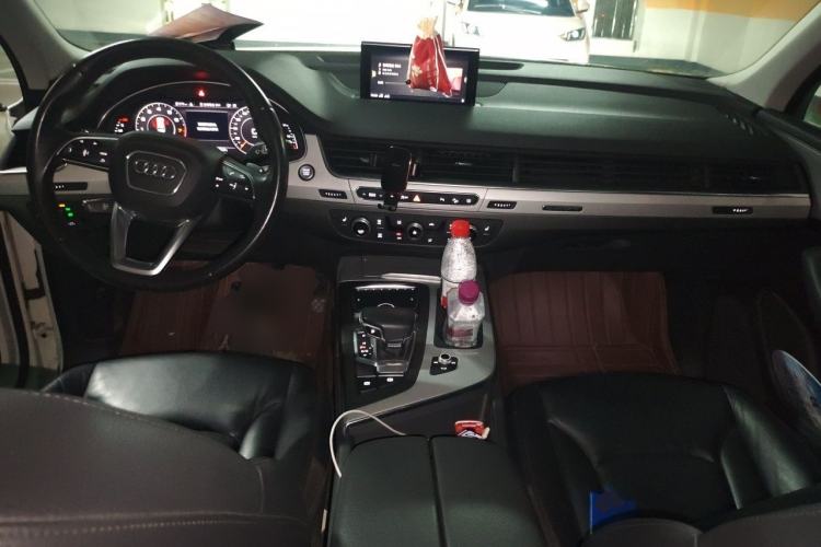 Used Audi Q7 2019 45 TFSI Comfort Model Center Console