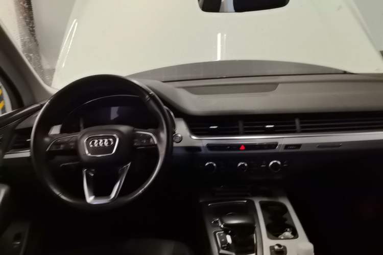 Used Audi Q7 2019 55 TFSI Technology Edition Center Console