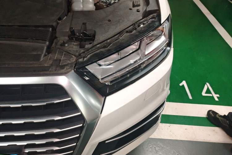 Used Audi Q7 2019 45 TFSI Comfort Model Engine Bay Left