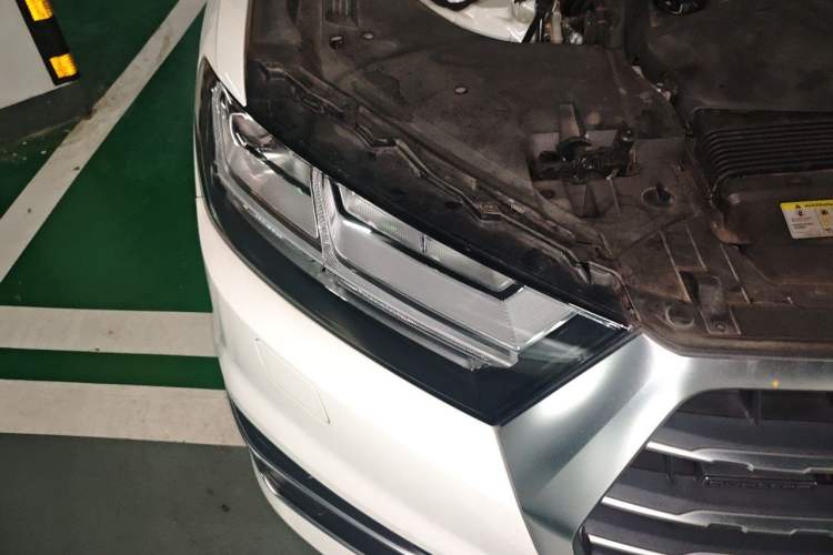 Used Audi Q7 2019 45 TFSI Comfort Model Engine Bay Right
