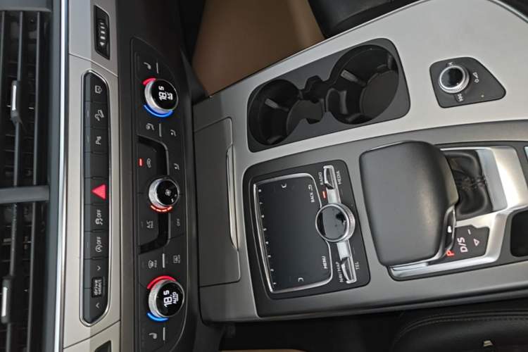 Used Audi Q7 2019 45 TFSI Comfort Model Gear Lever