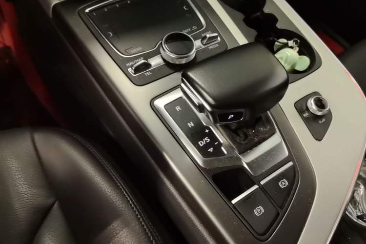 Used Audi Q7 2019 55 TFSI Technology Edition Gear Lever