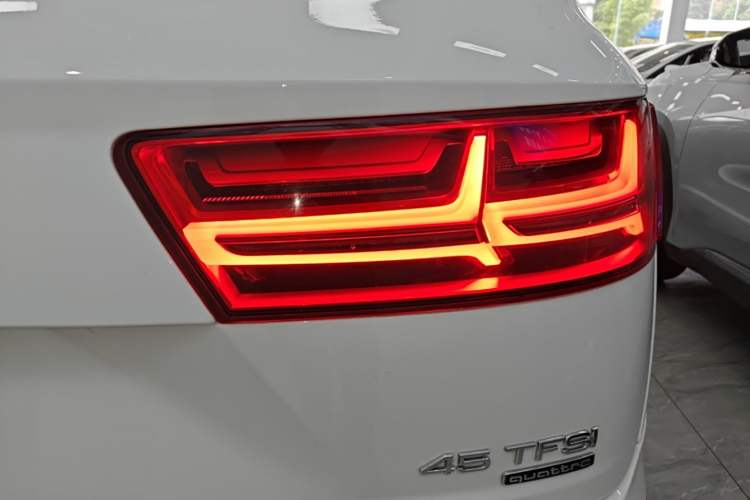 Used Audi Q7 2019 45 TFSI Comfort Model Right Rear Taillight