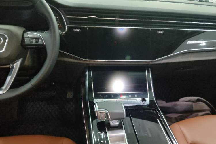 Used Audi Q7 2020 55 TFSI quattro S line sports model Audio And AC Panel