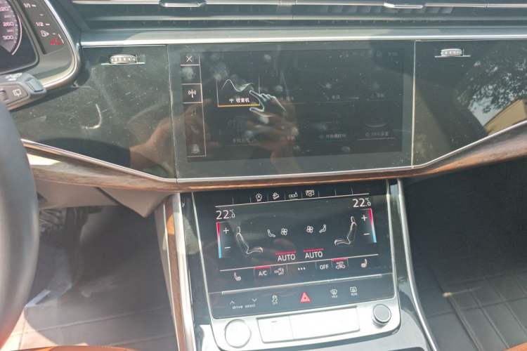Used Audi Q7 2020 55 TFSI quattro S line sports model Audio And AC Panel