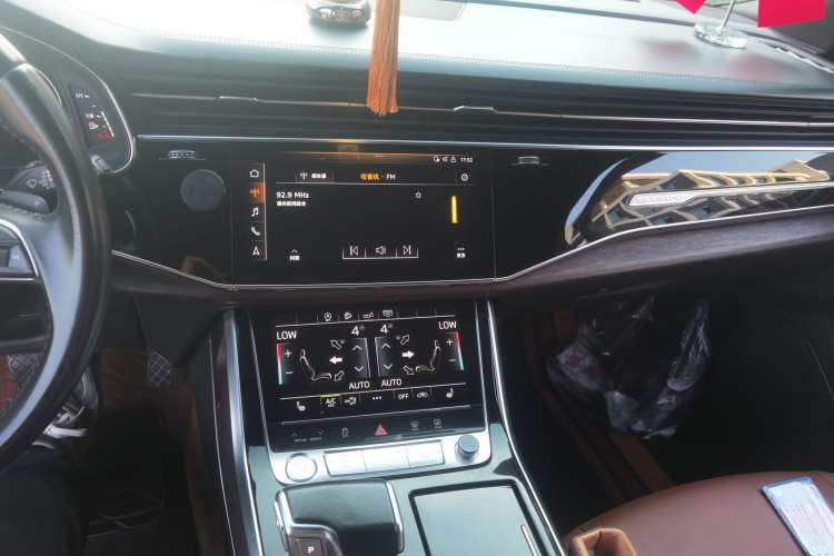 Used Audi Q7 2020 55 TFSI quattro S line sports model Audio And AC Panel