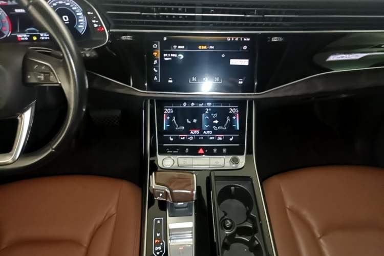 Used Audi Q7 2020 55 TFSI quattro S line sports model Audio And AC Panel
