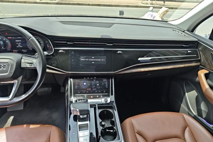 Used Audi Q7 2020 55 TFSI quattro S line sports model Audio And AC Panel