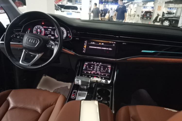 Used Audi Q7 2020 55 TFSI quattro S line sports model Center Console